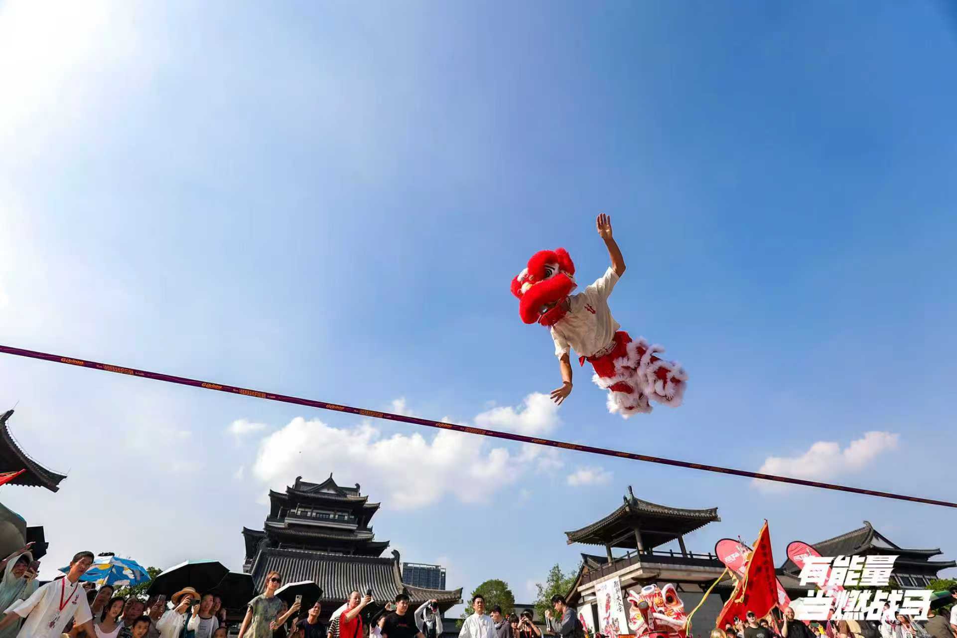 戰(zhàn)馬新裝亮相第九屆廣州青少年醒獅表演賽