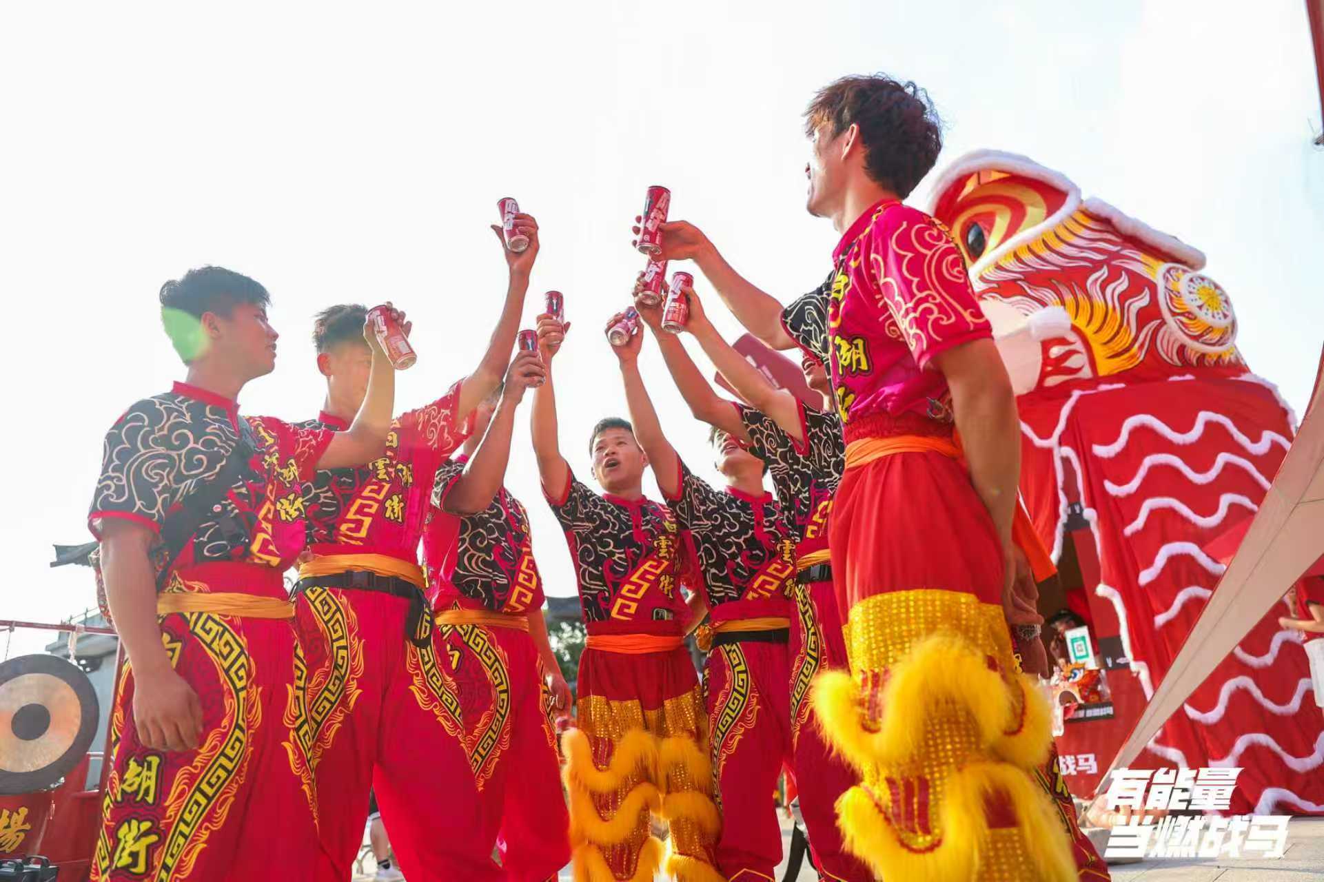 戰(zhàn)馬新裝亮相第九屆廣州青少年醒獅表演賽