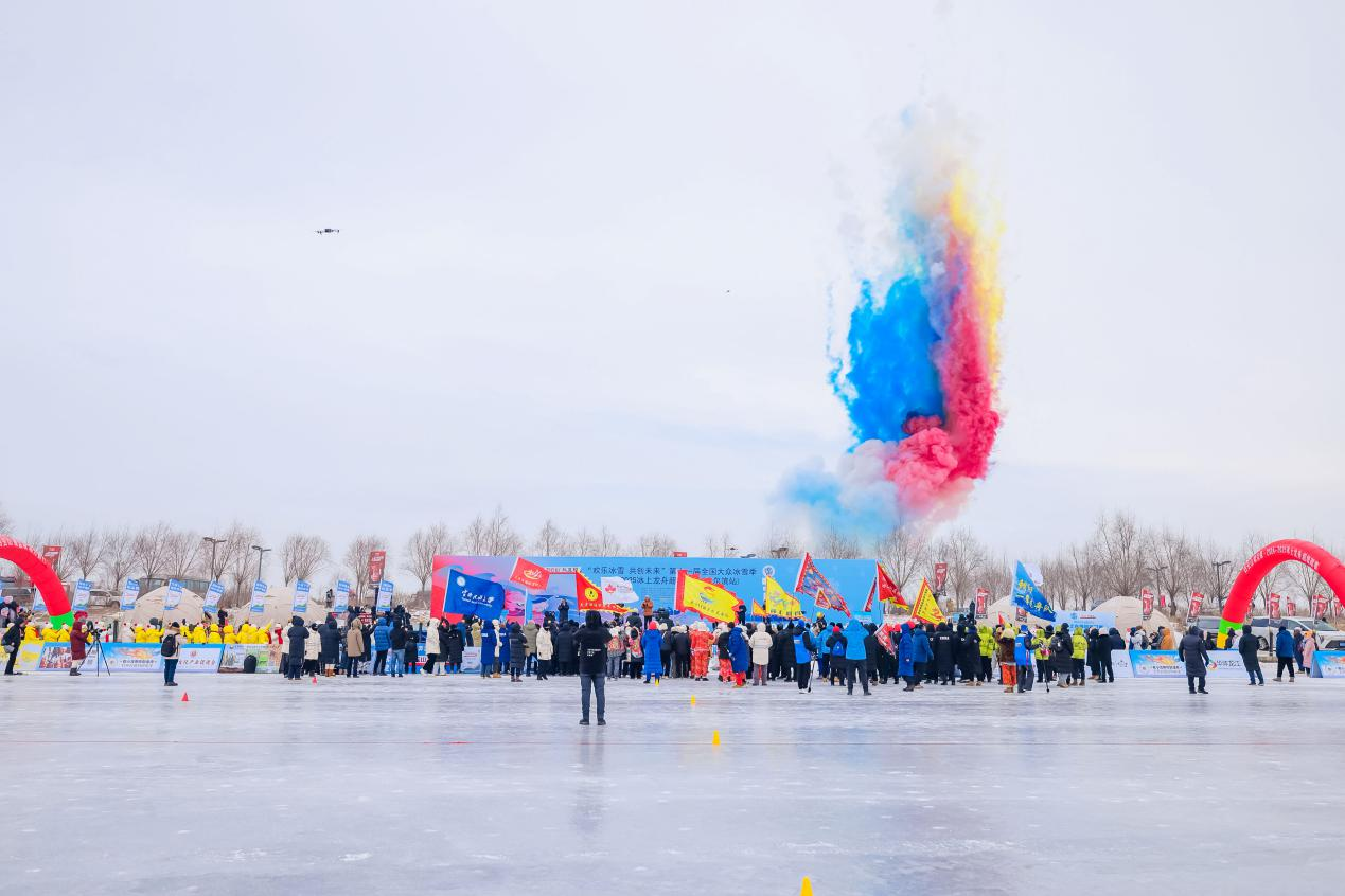 冰上龍舟超級聯(lián)賽哈爾濱站開賽 戰(zhàn)馬能量開創(chuàng)競技新挑戰(zhàn) 冰上龍舟超級聯(lián)賽哈爾濱站開賽 戰(zhàn)馬能量開創(chuàng)競技新挑戰(zhàn)